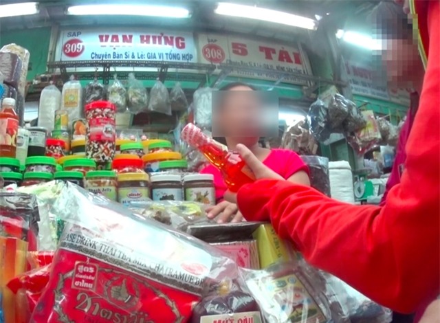 Bà L. (tiểu thương tại chợ Kim Biên) cho biết mỗi ngày có hàng trăm người mua phụ liệu tại đây.