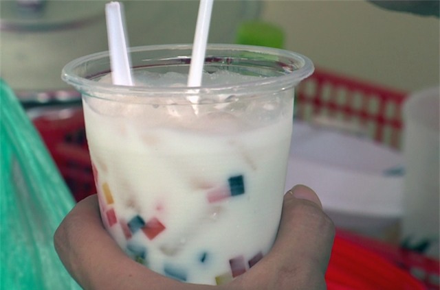 Khi nhìn một ly trà sữa như thế này không ai biết nó được chế biến ra sao và độc hại thế nào.