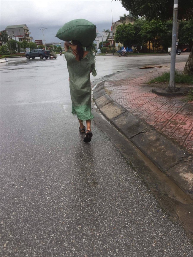 Diện váy bao tải ra phố, cô nàng khiến bất kỳ ai cũng phải sững sờ - Ảnh 2.