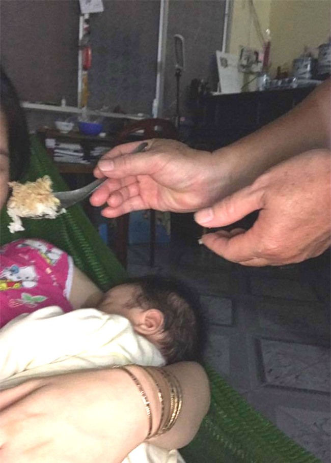 Câu chuyện con gái ẵm cháu về thăm nhà, nửa đêm kêu đói bố liền đúc từng muỗng xôi gây xúc động cộng đồng mạng - Ảnh 2.