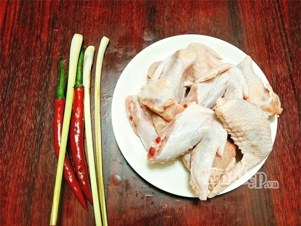 Món ngon ngày mới: Cánh gà chiên xào sả ớt