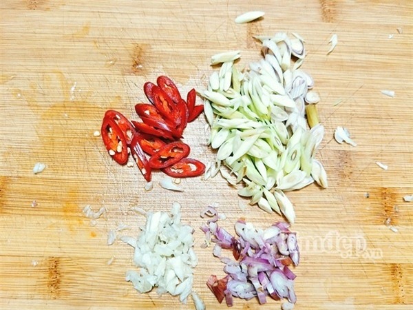 Món ngon ngày mới: Cánh gà chiên xào sả ớt