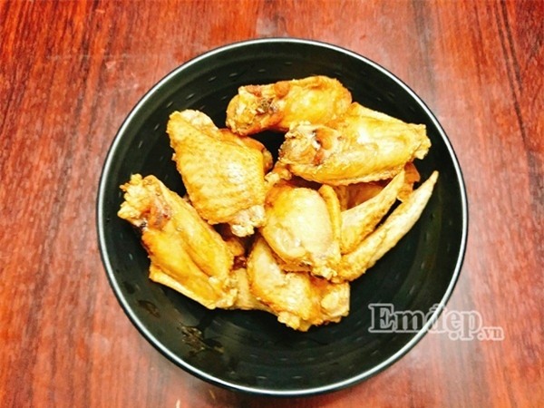 Món ngon ngày mới: Cánh gà chiên xào sả ớt