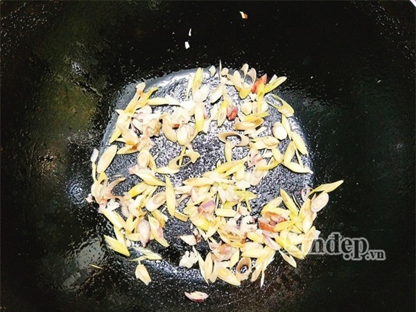 Món ngon ngày mới: Cánh gà chiên xào sả ớt