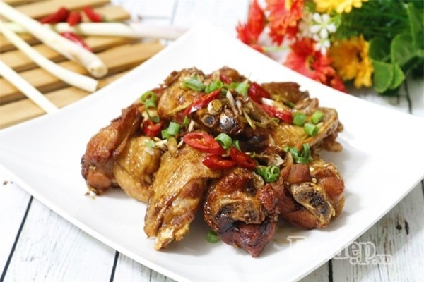 Món ngon ngày mới: Cánh gà chiên xào sả ớt