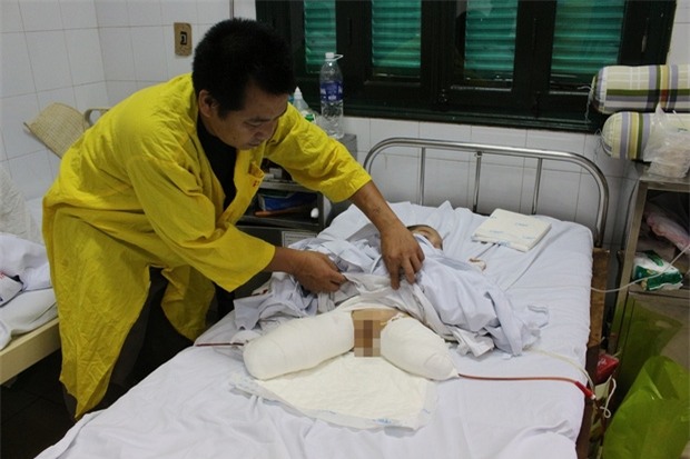 Gia đình ở Sơn La bị sạt lở núi san bằng nhà cửa: Mẹ nguy kịch, con trai 4 tuổi phải cắt cụt 2 chân - Ảnh 2.