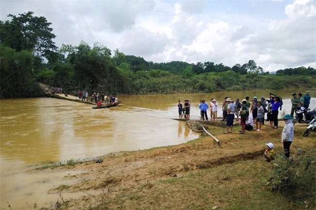 Ba me con bi nuoc cuon troi khi bang qua dap tran hinh anh 1