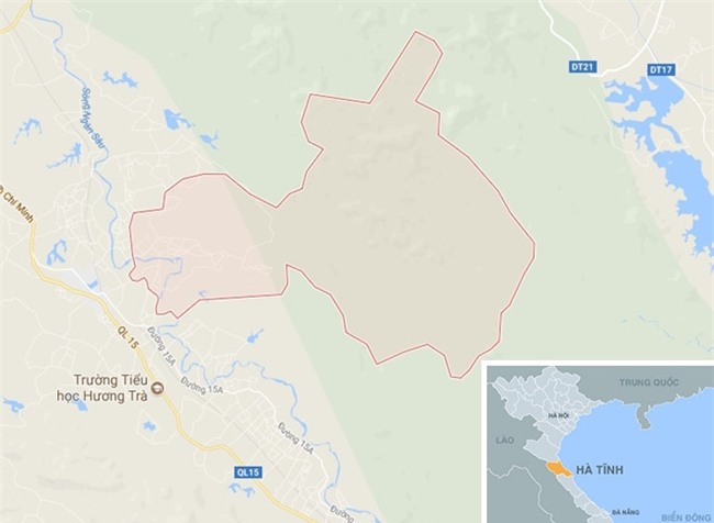 Ba me con bi nuoc cuon troi khi bang qua dap tran hinh anh 2