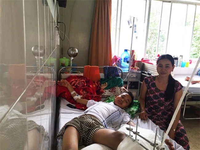 Thiếu niên máu hiếm bị xe cán nát đôi chân, mẹ khẩn cầu cộng đồng mạng và kết quả khiến nhiều người xúc động - Ảnh 2.