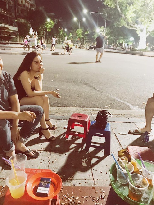 Chuyện ít người biết về cô gái ăn mặc sành điệu bán kẹo cao su trên phố đi bộ Hà Nội - Ảnh 3.