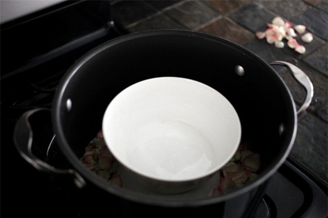 Bỏ ra 5 nghìn mua bó sả về chưng nước, mẹo hay cho các chị em da dầu và dễ nổi mụn - Ảnh 3.