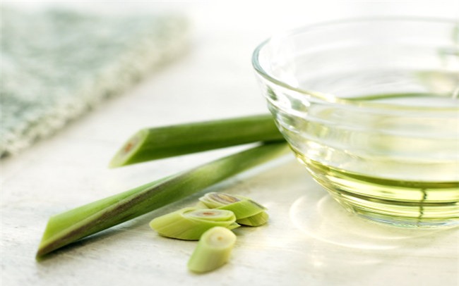 Bỏ ra 5 nghìn mua bó sả về chưng nước, mẹo hay cho các chị em da dầu và dễ nổi mụn - Ảnh 5.