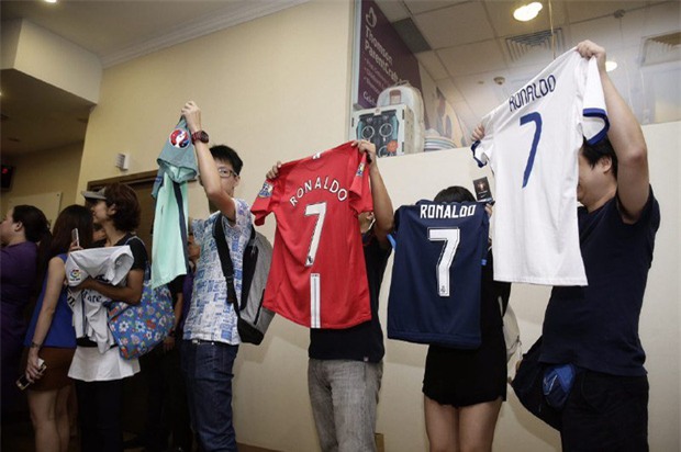 Ronaldo ghé bệnh viện thăm ái nữ nhà tỷ phú Singapore mới sinh con - Ảnh 3.