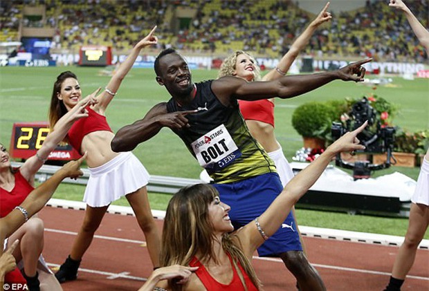Tia chớp Usain Bolt ăn mừng với dàn nữ cổ vũ xinh đẹp - Ảnh 2.