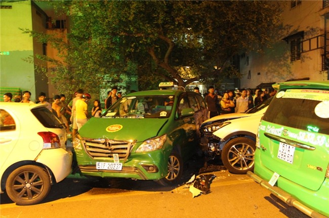 Hien truong vu 13 xe dam lien hoan o Sai Gon hinh anh 4