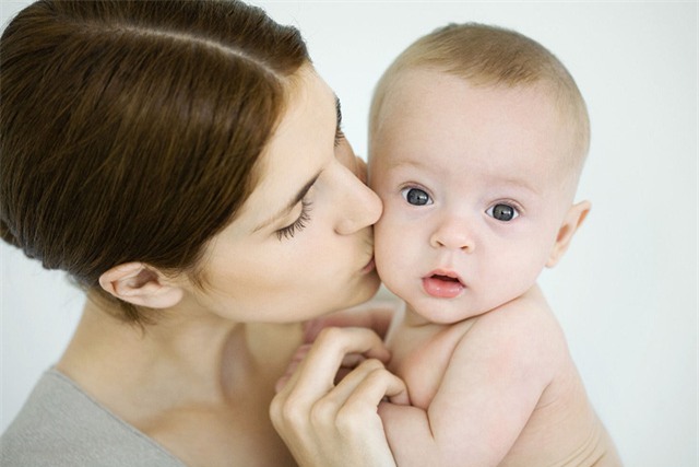 Các chuyên gia khuyến cáo, nụ hôn của người lớn có thể vô tình gây hại cho trẻ. Ảnh minh họa