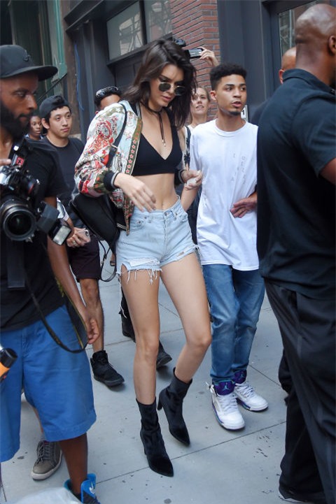 Muôn kiểm khoe nội y táo bạo của các người đẹp Hollywood - Ảnh 3.