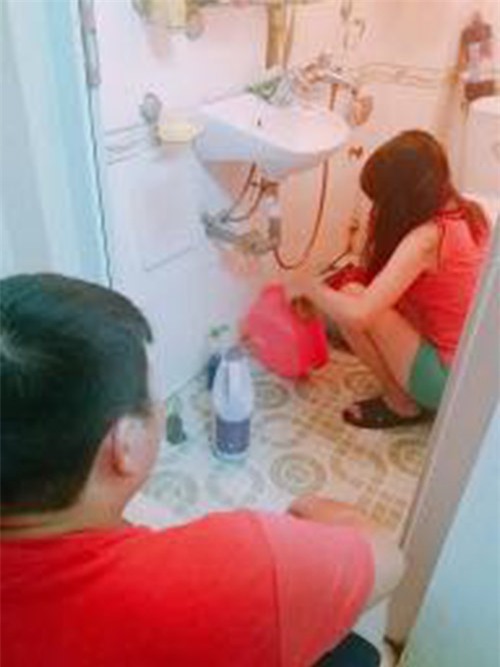 bi me bat len nha de nguoi thuong rua bat, anh chang da lam dieu khien chi em "tan chay" - 1