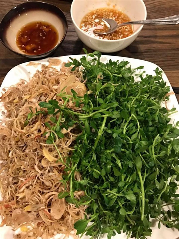 thich me vuon rau trai "an mai khong het" cua hoa hau duong my linh tren dat my - 11