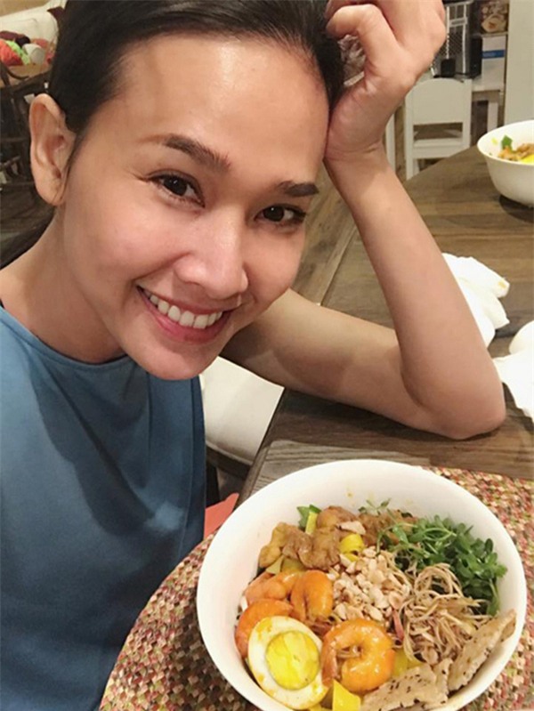 thich me vuon rau trai "an mai khong het" cua hoa hau duong my linh tren dat my - 12