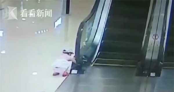 loi canh tinh cho bo me khi co them mot be gai bi ket tay vao thang cuon - 1