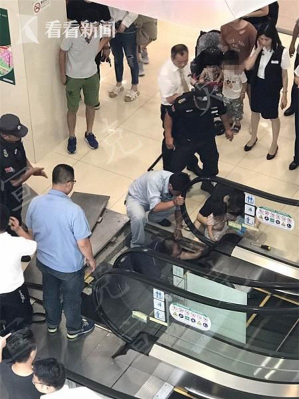 loi canh tinh cho bo me khi co them mot be gai bi ket tay vao thang cuon - 2