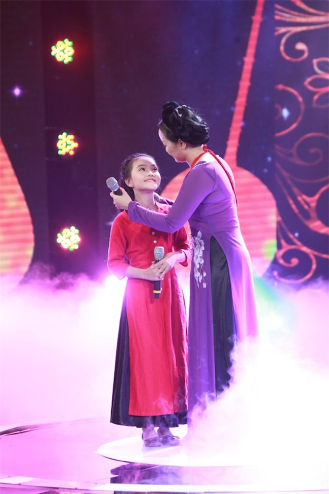 Me than tuong nhi phai rua bat thue de co tien cho con thi hat hinh anh 3