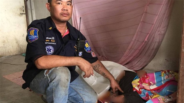 Nghe nhạc từ Ipad đang sạc pin trong khi ngủ, chàng trai Lào xấu số tử vong tại chỗ - Ảnh 2.