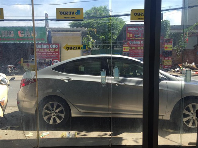 Mở cừa ra ngoài, chủ nhà bức xúc khi thấy hành động thiếu ý thức của tài xế ô tô  - Ảnh 1.