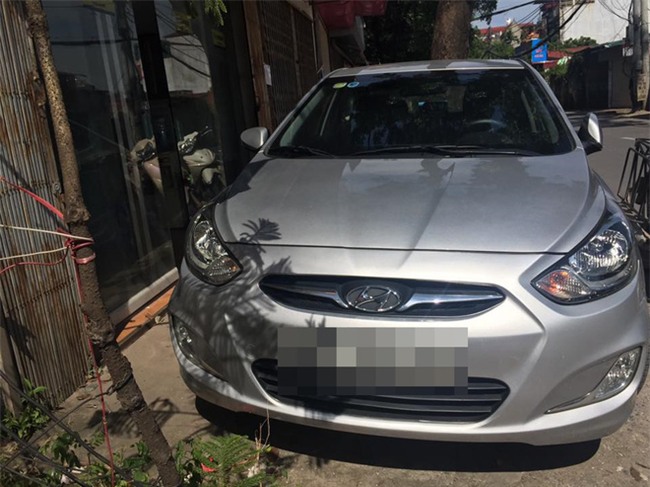 Mở cừa ra ngoài, chủ nhà bức xúc khi thấy hành động thiếu ý thức của tài xế ô tô  - Ảnh 2.