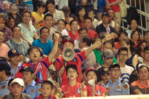 Khán giả chen lấn, đội mưa xem Công Phượng xé lưới U22 Hàn Quốc - Ảnh 12.