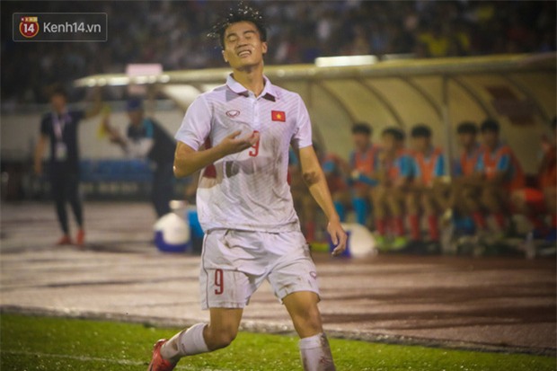 Khán giả chen lấn, đội mưa xem Công Phượng xé lưới U22 Hàn Quốc - Ảnh 13.