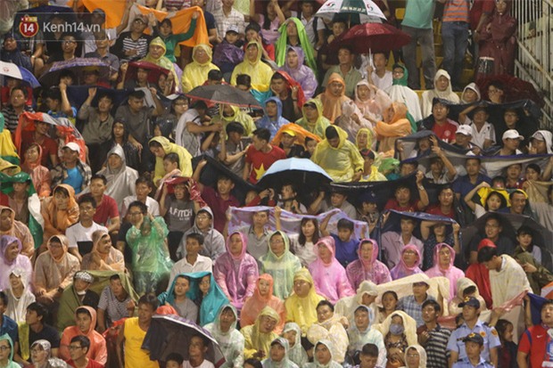 Khán giả chen lấn, đội mưa xem Công Phượng xé lưới U22 Hàn Quốc - Ảnh 6.