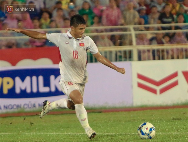 Khán giả chen lấn, đội mưa xem Công Phượng xé lưới U22 Hàn Quốc - Ảnh 9.