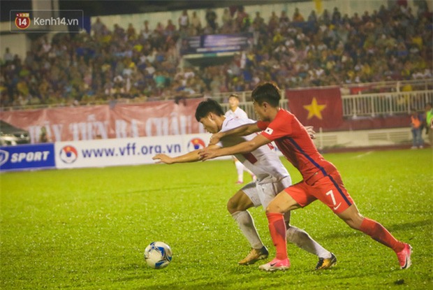 Khán giả chen lấn, đội mưa xem Công Phượng xé lưới U22 Hàn Quốc - Ảnh 10.