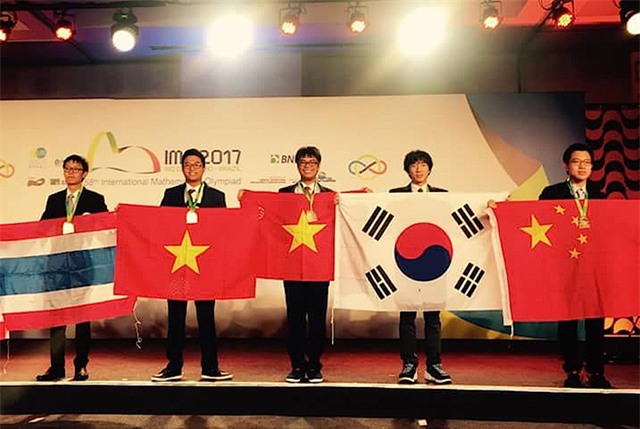 Lê Quang Dũng (người đứng thứ 3 từ trái qua) tại lễ trao giải (ảnh gia đình cung cấp).