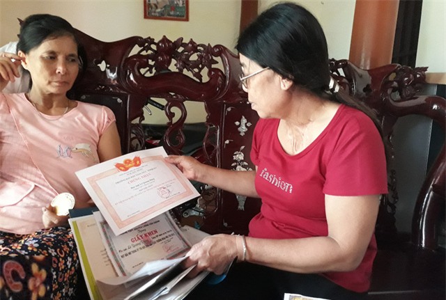 Chị Nam luôn lưu giữ những thành tích mà con trai đạt được trong những năm qua.