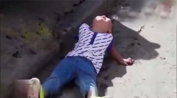 Con gào khóc, ăn vạ không thuốc chữa, chuyên gia hiến kế cho mẹ một chiêu thần kỳ - Ảnh 1.