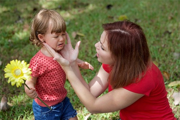 Con gào khóc, ăn vạ không thuốc chữa, chuyên gia hiến kế cho mẹ một chiêu thần kỳ - Ảnh 3.