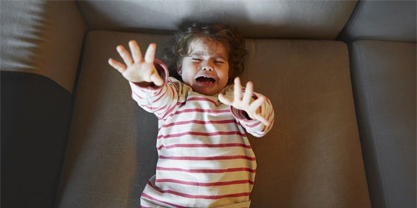 Con gào khóc, ăn vạ không thuốc chữa, chuyên gia hiến kế cho mẹ một chiêu thần kỳ - Ảnh 4.