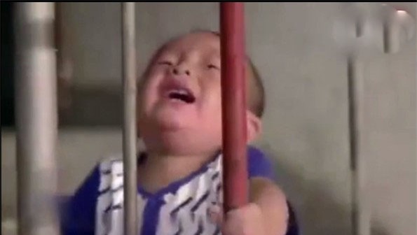 Con gào khóc, ăn vạ không thuốc chữa, chuyên gia hiến kế cho mẹ một chiêu thần kỳ - Ảnh 5.