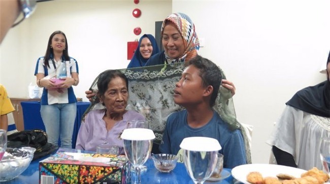 chia se khien ai cung giat minh ve dem tan hon cua chang trai 16 tuoi cuoi cu ba 71 tuoi - 5