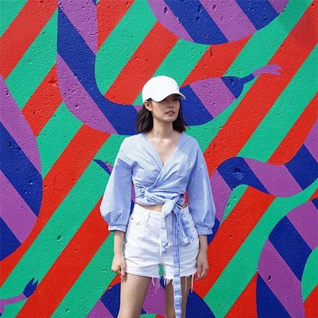 Sơmi đúng mốt nhất bây giờ là cứ phải tay bồng, vắt chéo, buộc vạt - Ảnh 10.