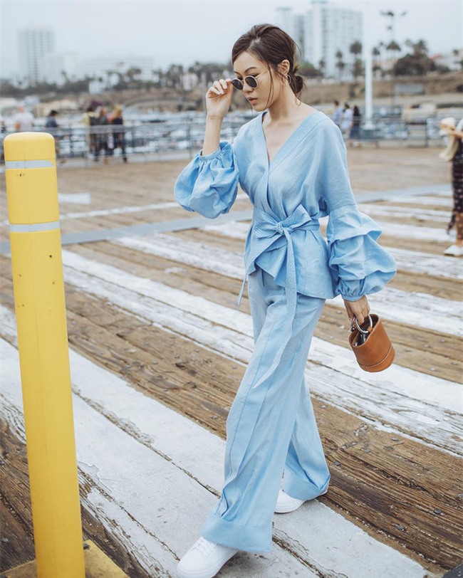 Sơmi đúng mốt nhất bây giờ là cứ phải tay bồng, vắt chéo, buộc vạt - Ảnh 12.