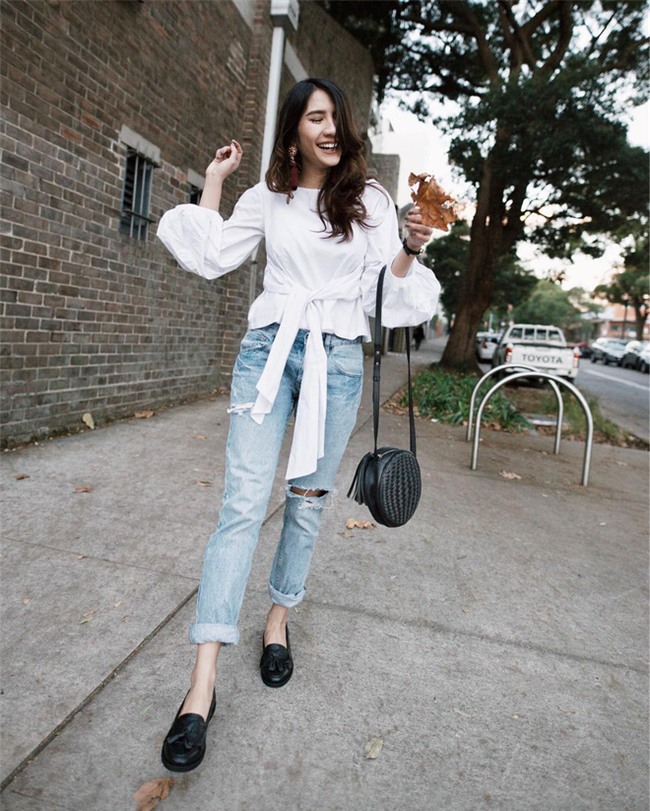 Sơmi đúng mốt nhất bây giờ là cứ phải tay bồng, vắt chéo, buộc vạt - Ảnh 14.
