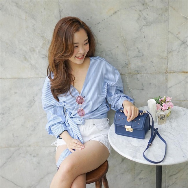 Sơmi đúng mốt nhất bây giờ là cứ phải tay bồng, vắt chéo, buộc vạt - Ảnh 6.