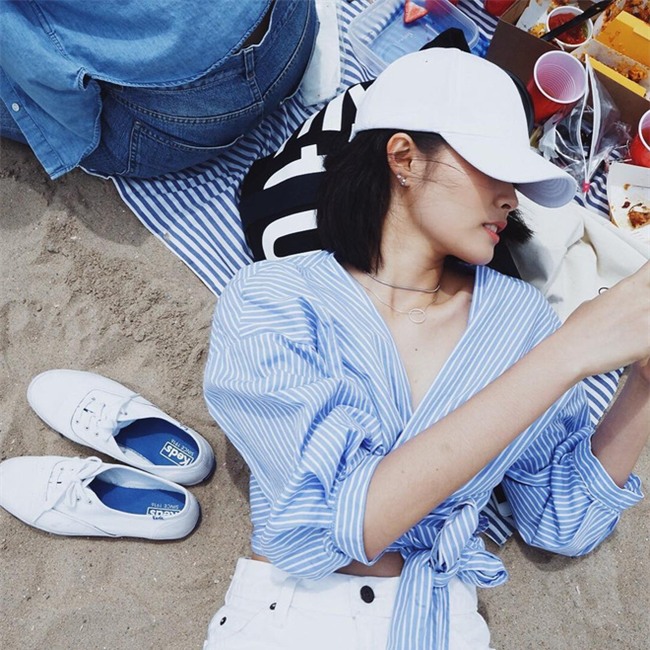 Sơmi đúng mốt nhất bây giờ là cứ phải tay bồng, vắt chéo, buộc vạt - Ảnh 9.