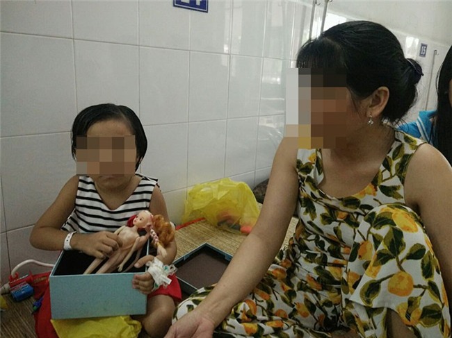 be gai 5 tuoi ung thu xuong mong gap me lan cuoi - 1