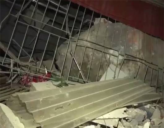 Bé trai 4 tuổi bị cụt chân do đá tảng lăn xuống nhà đè nát đôi chân đã qua cơn nguy kịch - Ảnh 3.