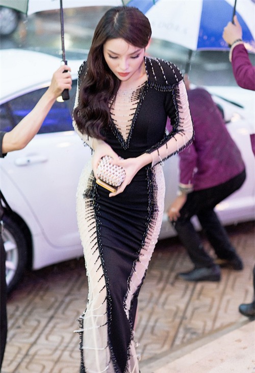 Hoa hậu Kỳ Duyên diện váy ôm sát gợi cảm, đội mưa tới sự kiện - Ảnh 2.